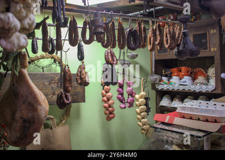 Schweineprodukte und Gemüse in einem Geschäft in Portugal Stockfoto