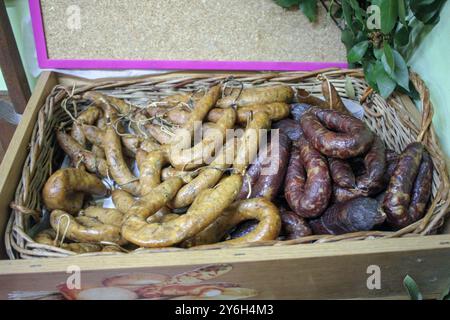 Schweinefleischwürste in einem Laden in Chaves, Portugal Stockfoto