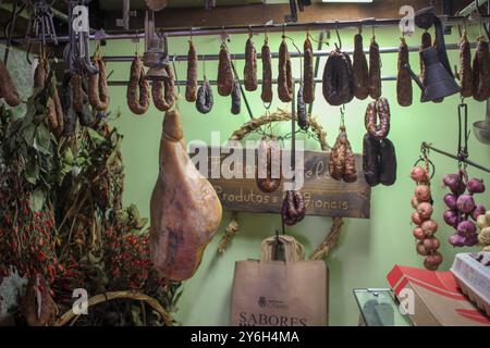 Schweineprodukte hängen in einem traditionellen Geschäft in Chaves, Portugal Stockfoto