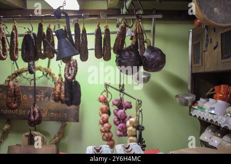 Ein Geschäft in Chaves, Portugal, mit Schweinefleisch und Knoblauch Stockfoto