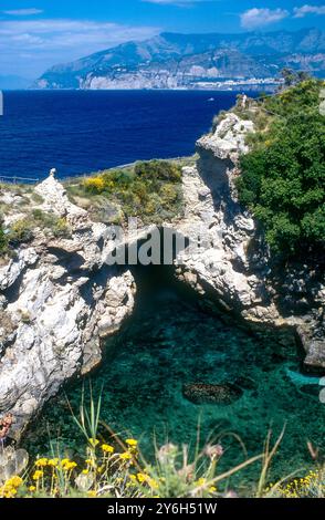 Blick auf den Bogen der Bäder der Königin Giovanna in Capo di Sorrento mit Sorrent im Hintergrund - Neapel Kampanien Italien Stockfoto