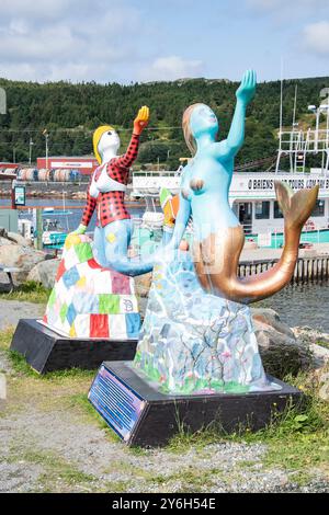 Die blauen und roten Meerjungfrauenstatuen von O'Brien in Bay Bulls, Neufundland und Labrador, Kanada Stockfoto