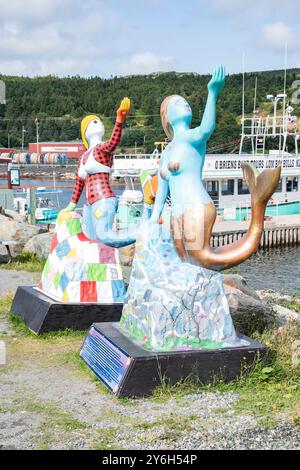 Die blauen und roten Meerjungfrauenstatuen von O'Brien in Bay Bulls, Neufundland und Labrador, Kanada Stockfoto