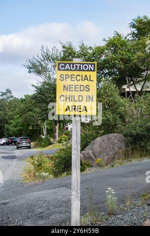 Achtung Sonderwünsche Kind in der Gegend auf der Long Run Road in Petty Harbour-Maddox Cove, Neufundland & Labrador, Kanada Stockfoto