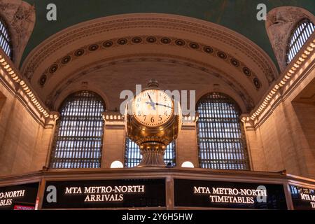 Uhr auf dem Infostand in der Mitte der Haupthalle am Grand Central Terminal in New York City. Stockfoto