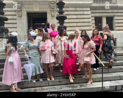 Eine Gruppe von Frauen wartet auf den „Tea Around Town“-Bus, der sie an der NY Public Library in der 42nd Street abholt. Wir feiern die New York Fashion Week mit Stil! Inspiriert von unserer eigenen Blumenoase, steht diese Tea Around Town Kollektion für Eleganz unterwegs. Stockfoto