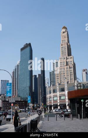 Blick auf das neue Gesicht der Innenstadt von Brooklyn neben der klassischen Williamsburg Savings Bank, während Sie auf der Flatbush Avenue in Brooklyn, New York, nach Norden gehen. Stockfoto