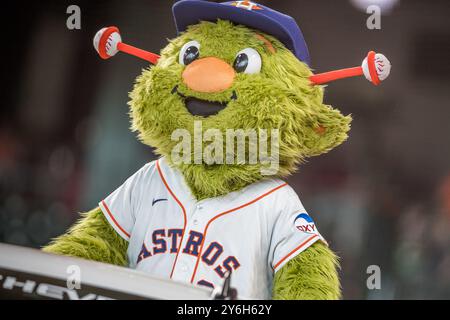 Houston, Texas, USA. September 2024. Orbit, das Maskottchen der Houston Astros, begeistert die Fans während des Major League Baseballspiels zwischen den Seattle Mariners und den Houston Astros im Minute Maid Park in Houston, Texas. Seattle besiegte Houston mit 8:1. Prentice C. James/CSM/Alamy Live News Stockfoto