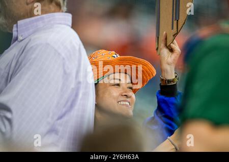 Houston, Texas, USA. September 2024. Ein Fan von Houston Astros lächelt während des Major League Baseballspiels zwischen den Seattle Mariners und den Houston Astros im Minute Maid Park in Houston, Texas. Seattle besiegte Houston mit 8:1. Prentice C. James/CSM/Alamy Live News Stockfoto