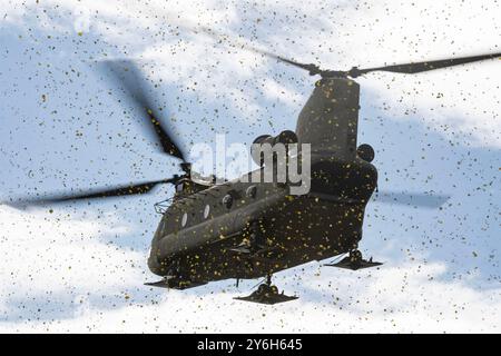 16. September 2024 - Joint Base Elmendorf-Richardson, Alaska, USA - eine Alaska Army National Guard CH-47 Chinook, die dem 1st Battalion, 207th Aviation Regiment zugewiesen ist, beteiligt sich an gemeinsamen Schleudereinsätzen mit Luftstreitkräften der US Air Force der 3rd Munitions Squadron auf der Joint Base Elmendorf-Richardson, Alaska, 16. September 2024. Dies war das erste Mal, dass Munition Airmen mit Schleudern beladene Munition in einer taktischen Konfiguration und die Proof-of-Concept-Übung - die Idee der Air Force Staff Sgts. Riley Curry und Dyson Clement – es wird erwartet, dass sie sich für die Flexibilität bei der Nachlieferung in Remote Dividenden auszahlen Stockfoto