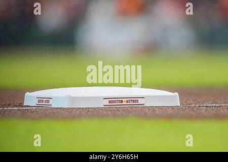 Houston, Texas, USA. September 2024. Eine Baseballbasis mit der Marke Houston Astros befindet sich während des Major League Baseball-Spiels zwischen den Seattle Mariners und den Houston Astros im Minute Maid Park in Houston, Texas. Seattle besiegte Houston mit 8:1. Prentice C. James/CSM/Alamy Live News Stockfoto