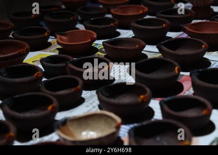 Künstlerische hausgemachte Lehmölampen oder Karthikai Deepam sind bereit für diwali- und Karthikai-Festivals Stockfoto