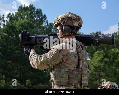 Fallschirmjäger der US-Armee, die dem 2. Bataillon, 325. Airborne Infantry Regiment, 2. Brigade Combat Team, 82. Airborne Division, zugeteilt ist, bereitet sich auf die Abschussung des M3 Multi-Rollen, Anti-Panzerung, Anti-Personal Weapon System, auch bekannt als Carl Gustav Rückstoßgewehr, vor, während einer Reichweite auf Fort Liberty, North Carolina, 6. September 2024. Das Training in Ranges hilft Fallschirmjägern dabei, in Bezug auf Bereitschaft und Tod kompetent zu bleiben. (Foto der US-Armee von PFC. Jadyn Merritt) Stockfoto