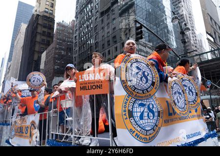 Die jährliche New York City Labor Day Parade marschiert auf die 5th Avenue. Als union Town ist die Parade gut besucht. Mitglieder des Internationalen arbeitermarsches in der Parade. Stockfoto