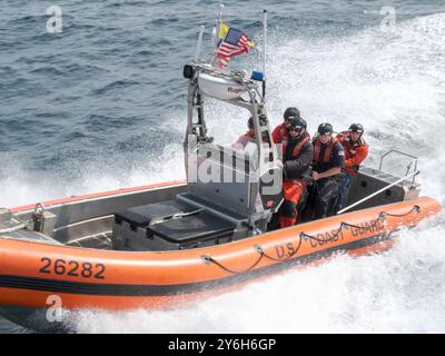 Eine Crew der Küstenwache Cutter Northland (WMEC 904) führt Manöver im Rahmen der Ausbildung im Atlantik am 13. September 2024 durch. Qualifizierte Crew-Mitglieder helfen dabei, Einbruchmitglieder in der Bedienung und Wartung von Ausrüstung wie dem 26-Fuß-Over-the-Horizon-Cutter-Boot der Küstenwache mit praktischer Erfahrung zu Schulen und zu unterweisen. (Foto der US-Küstenwache von Petty Officer 3. Klasse Anthony Randisi) Stockfoto