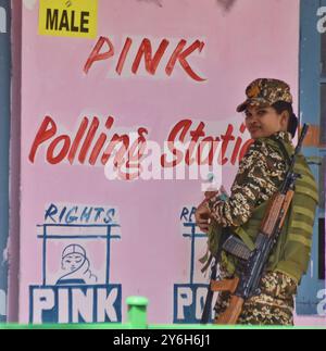 Srinagar, Indien. September 2024. Weibliche paramilitärische Soldatenwache, während Kaschmirfrauen in der zweiten Phase der Wahlen im Staat Jammu und Kaschmir anstehen, um ihre Stimmen abzugeben. (Foto von Mubashir Hassan/Pacific Press) Credit: Pacific Press Media Production Corp./Alamy Live News Stockfoto