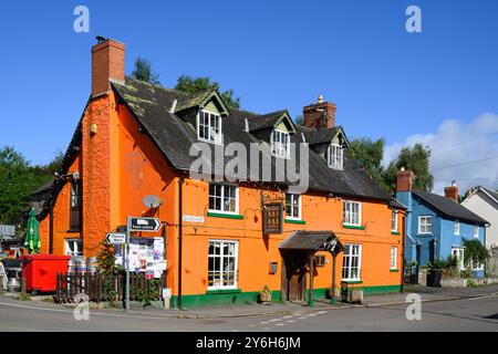 Bischops Castle, England, Großbritannien - 11. September 2024; farbenfroher orange Six Bells Pub in Bishops Castle mit benachbartem blauem Haus Stockfoto