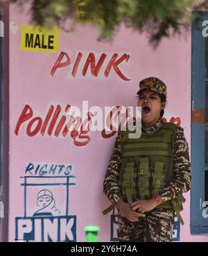 Srinagar, Jammu Und Kaschmir, Indien. September 2024. Weibliche paramilitärische Soldatenwache, während Kaschmirfrauen in der zweiten Phase der Wahlen im Staat Jammu und Kaschmir anstehen, um ihre Stimmen abzugeben. (Kreditbild: © Mubashir Hassan/Pacific Press via ZUMA Press Wire) NUR REDAKTIONELLE VERWENDUNG! Nicht für kommerzielle ZWECKE! Stockfoto