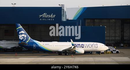 SeaTac, WA, USA - 1. September 2024; Alaska Airlines Boeing 737 900 Passagierflugzeug N486AS mit One World Markenlackierung Stockfoto