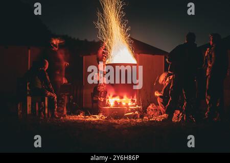 Hohenfels, Bayern, Deutschland. September 2024. US-Soldaten, die dem 1. Bataillon, 4. Infanterieregiment zugeordnet sind, stehen bei einem Feuer während der Saber Junction 24 im Hohenfels Trainingsgebiet, Joint Multinational Readiness Center (JMRC), Deutschland, 13. September 2024. Saber Junction ist eine jährliche Übung, die vom 7. Army Training Command und JMRC durchgeführt wird, um die Bereitschaft der US Army-Einheiten zu beurteilen, einheitliche Landoperationen in einer gemeinsamen, kombinierten Umgebung durchzuführen und die Interoperabilität mit den teilnehmenden Alliierten und Partnerländern zu fördern. (Kreditbild: © Christian Aquino/USA Armee/ZUMA Stockfoto