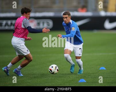 München, Deutschland, 25.September 2024: Fussball, Herren, 3.Liga, Saison 2024/2025, TSV 1860 München - Hannover 96 II, Grünwalder Stadion Julian Guttau (TSV 1860 München) am Ball beim Aufwärmen die DFB-Vorschriften verbieten die Verwendung von Fotografien als Bildsequenzen und/oder Quasi-Video Stockfoto