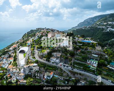 Ravello von einer Drohne, Amalfiküste, Tyrrhenische See, Salerno, Kampanien, Italien Stockfoto