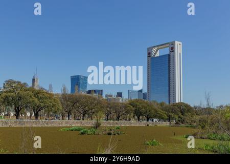 Buenos Aires, Argentinien - 25. September 2024: Blick auf die Lagune des Naturschutzgebiets Costanera Sur in Buenos Aires mit den Bürogebäuden i Stockfoto