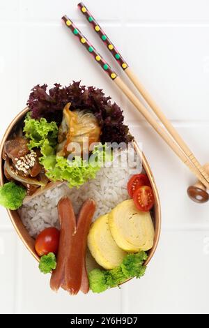 Top View Japanische Bento Schule Lunch Box auf weißem Tisch Stockfoto