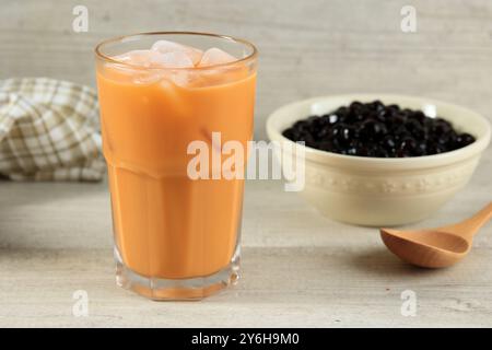 Thai Tea oder Cha Iced Tea ist ein kaltes Getränk aus Ceylon Black Tea, das normalerweise mit Boba Pearl getoppt wird Stockfoto