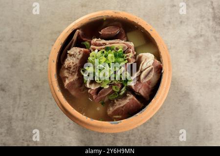 Galbitang, koreanische Short Rib Suppe mit grünem Zwiebelaufstrich. Draufsicht Stockfoto