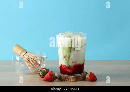 Erdbeergrüner Tee Matcha Latte, mehrschichtiges Sommergetränk, Erdbeerpüree, Milch und Matcha Stockfoto