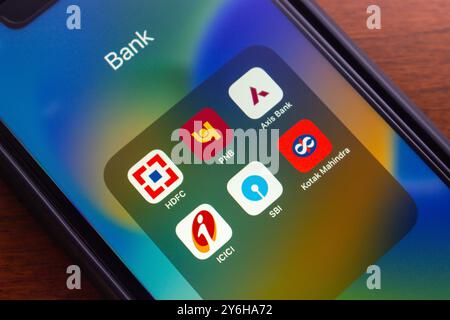 Vancouver, KANADA - 9. September 2024 : die Symbole HDFC, PNB, Axis Bank, ICIC, SBI und Kotak Mahindra werden auf einem iPhone-Bildschirm angezeigt. Bild des indischen Bankkonzepts Stockfoto