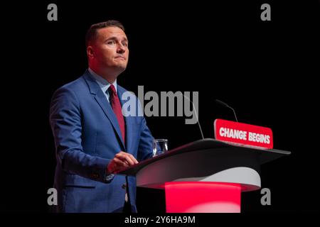 Liverpool, Großbritannien. SEPTEMBER 2024. Wes Streeting, Staatssekretär für Gesundheit und Soziales, hält eine Rede im Rahmen des Verfahrens „Mission Plenary: An NHS Fit for the Future“, als die Labour-Parteikonferenz am mittwochmorgen nach drei Vortagen mit Keynote-Reden und Randveranstaltungen zu Ende ging. Credit Milo Chandler/Alamy Live News Stockfoto