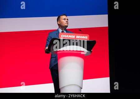 Liverpool, Großbritannien. SEPTEMBER 2024. Wes Streeting, Staatssekretär für Gesundheit und Soziales, hält eine Rede im Rahmen des Verfahrens „Mission Plenary: An NHS Fit for the Future“, als die Labour-Parteikonferenz am mittwochmorgen nach drei Vortagen mit Keynote-Reden und Randveranstaltungen zu Ende ging. Credit Milo Chandler/Alamy Live News Stockfoto