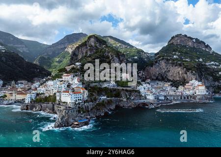Amalfi von einer Drohne, Salerno, Kampanien, Italien Stockfoto