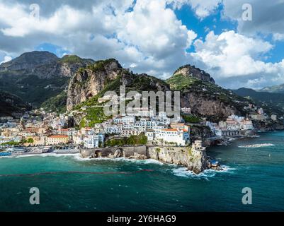 Amalfi von einer Drohne, Salerno, Kampanien, Italien Stockfoto