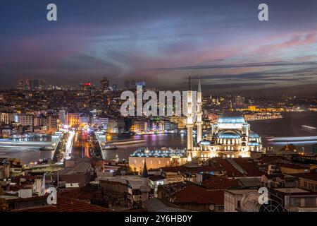 Allgemeines Foto der neuen Moschee von Eminonu, aufgenommen von draußen an einem schönen Sommerabend. Langzeitfoto der Neuen Moschee oder der Valide Sultan Moschee AT Stockfoto