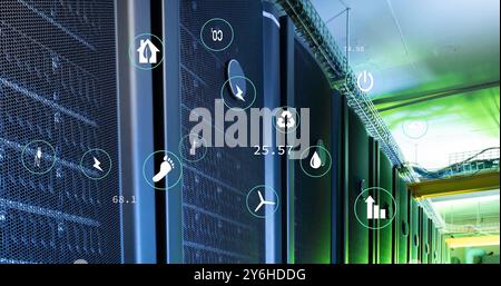 Abbildung der Ökologie-Symbole und Datenverarbeitung über dem Serverraum Stockfoto