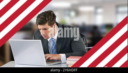 Bild der Flagge der usa über glücklichem kaukasischen Geschäftsmann mit Laptop Stockfoto