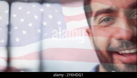 Bild der Flagge der usa über dem glücklichen indischen Geschäftsmann im Amt Stockfoto