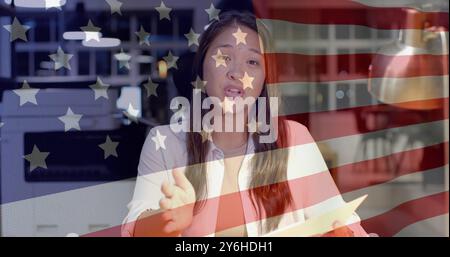 Bild der Flagge der usa über glückliche birassische Geschäftsfrau, die spricht Stockfoto