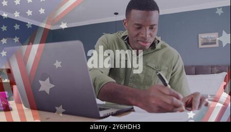 Bild der Flagge der usa über einem glücklichen afroamerikanischen Geschäftsmann mit Laptop Stockfoto