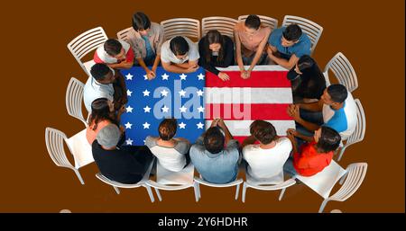 Bild der Flagge der usa über dem Tisch und glückliche, vielfältige Geschäftsleute Stockfoto