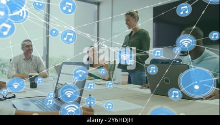 Bild eines Netzwerks von Verbindungen mit wlan-Symbolen über verschiedene Geschäftsleute im Büro Stockfoto