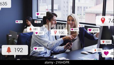 Bild von Benachrichtigungen über soziale Medien über Geschäftsleute, die in modernen Büros arbeiten Stockfoto