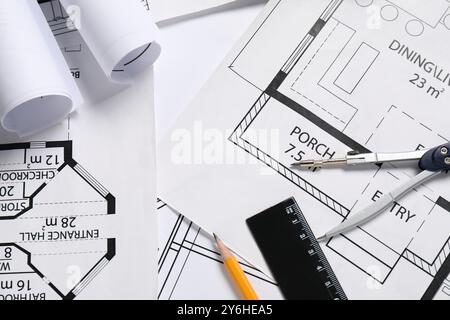 Verschiedene Architekturzeichnungen, Trennwand, Lineal und Bleistift auf dem Tisch, flache Lagen Stockfoto