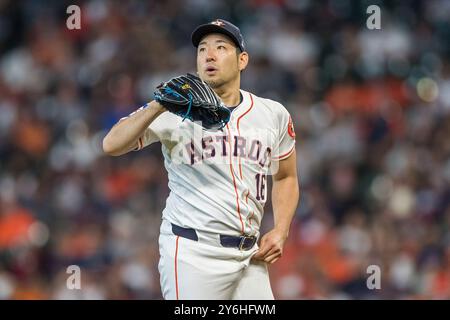 Houston, Texas, USA. September 2024. Der Houston Astros Pitcher Yusei Kikuchi (16) bereitet sich darauf vor, während des Major League Baseballspiels zwischen den Seattle Mariners und den Houston Astros im Minute Maid Park in Houston, Texas, zu spielen. Seattle besiegte Houston mit 8:1. Prentice C. James/CSM/Alamy Live News Stockfoto