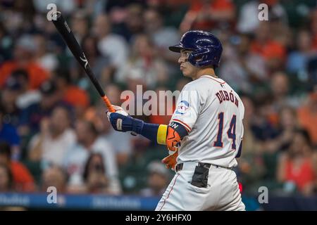 Houston, Texas, USA. September 2024. Houston Astros Outfielder Mauricio DubÃ³n (14) bereitet sich darauf vor, während des Major League Baseball-Spiels zwischen den Seattle Mariners und den Houston Astros im Minute Maid Park in Houston, Texas, zu schlagen. Seattle besiegte Houston mit 8:1. Prentice C. James/CSM/Alamy Live News Stockfoto