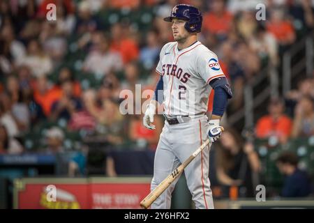 Houston, Texas, USA. September 2024. Houston Astros dritter Baseman Alex Bregman (2) bereitet sich darauf vor, während des Major League Baseballspiels zwischen den Seattle Mariners und den Houston Astros im Minute Maid Park in Houston, Texas, zu schlagen. Seattle besiegte Houston mit 8:1. Prentice C. James/CSM/Alamy Live News Stockfoto