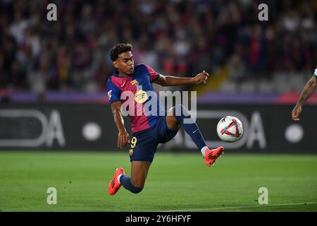 Barcelona, Esp. September 2024. FC BARCELONA GEGEN GETAFE CF. 25. September 2024 Lamine Yamal (19) des FC Barcelona während des Spiels zwischen dem FC Barcelona und Getafe CF, das dem siebten Tag der La Liga EA Sports im Olimpic-Stadion Lluis Companys aus Montjuic in Barcelona entspricht. Quelle: Rosdemora/Alamy Live News Stockfoto